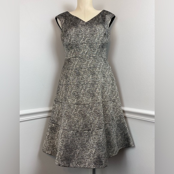 ANNE KLEIN Sleeveless Black & Gold Metallic V-Neck A-Line Dress | Size 4 - Picture 4 of 14